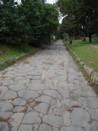 Via Appia ten Zuiden van het Mausoleum van Caecilia Metella. Tweeduizend jaar oude, uitgesleten verharding in uitstekende staat.